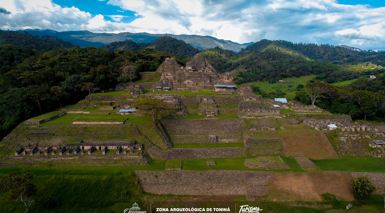 Vista distante de las ruinas mayas en el sitio arqueológico de Tonina ...